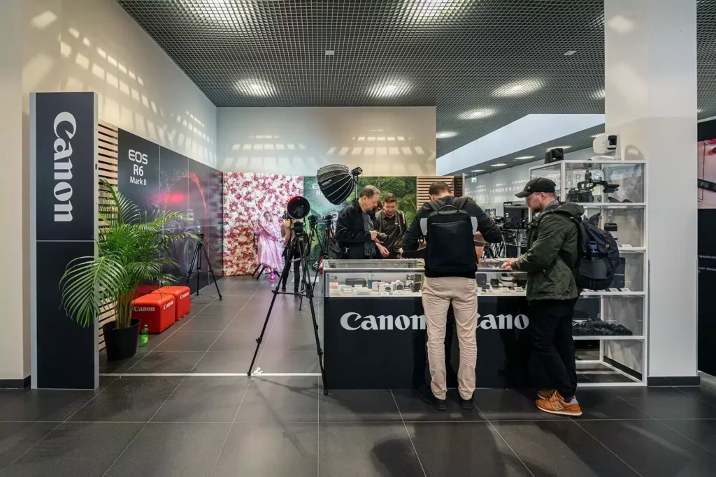 A modern modular exhibition stand by Clever Frame for Canon brand