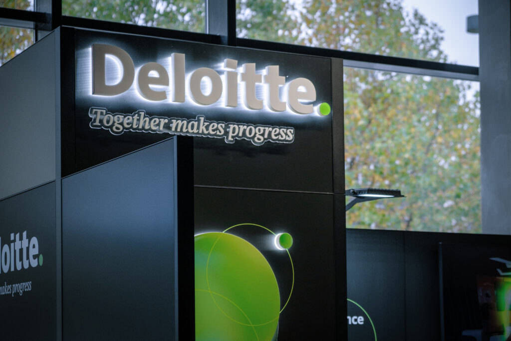 A modern modular exhibition stand by Clever Frame for Deloitte brand