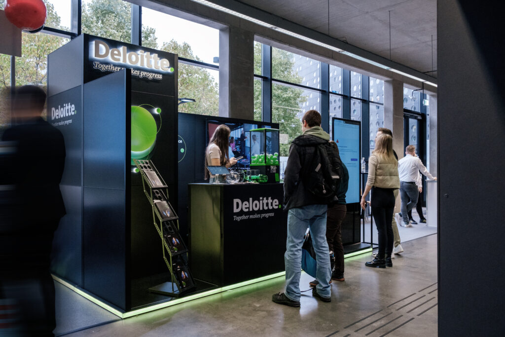 A modern modular exhibition stand by Clever Frame for Deloitte brand