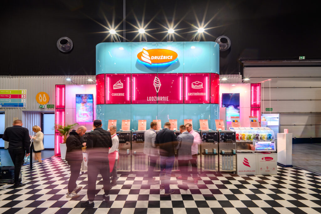 A modern modular exhibition stand by Clever Frame for Drużbice brand