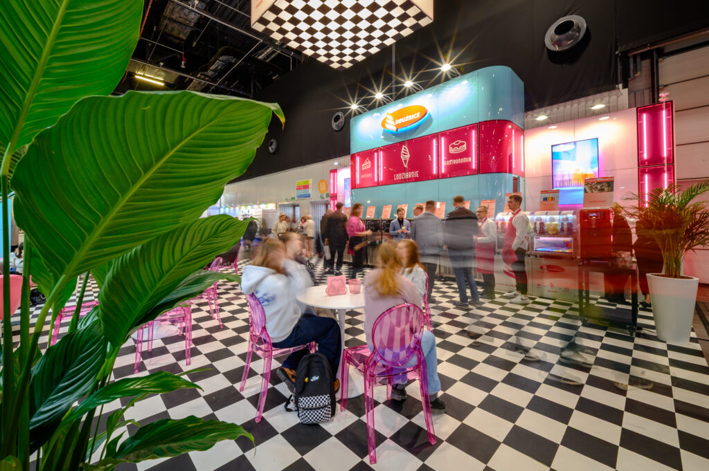 A modern modular exhibition stand by Clever Frame for Drużbice brand