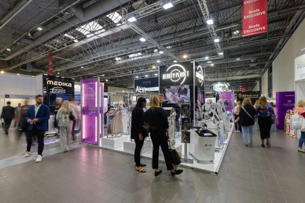 A modern modular exhibition stand by Clever Frame for Estetech brand