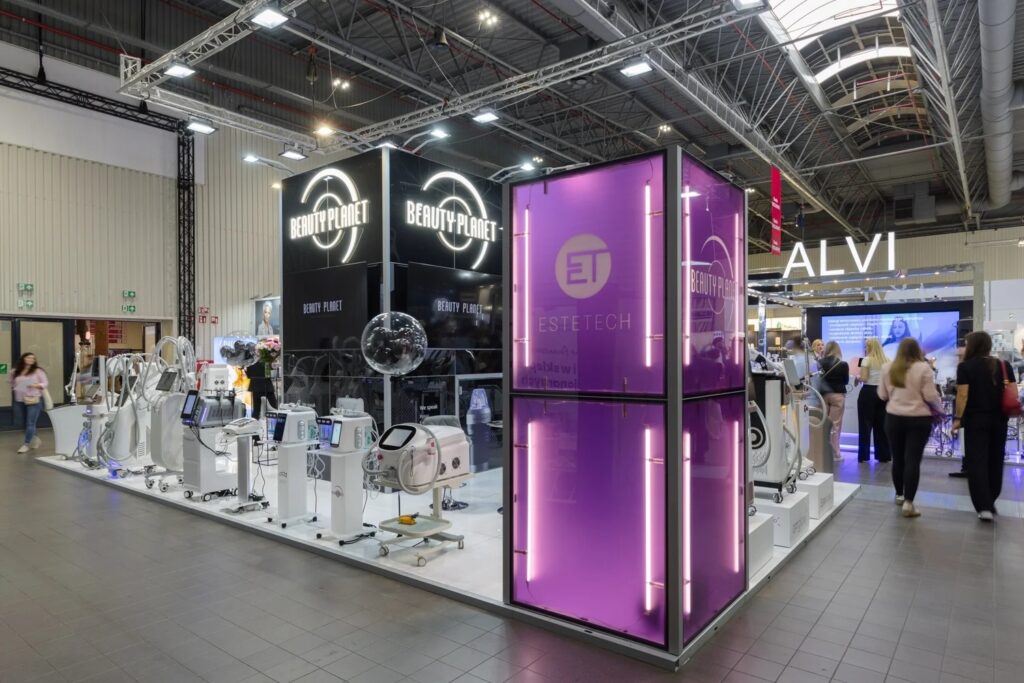 A modern modular exhibition stand by Clever Frame for Estetech brand