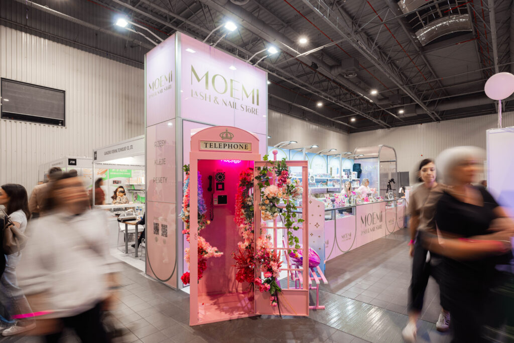 A modern modular exhibition stand by Clever Frame for MOEMI brand