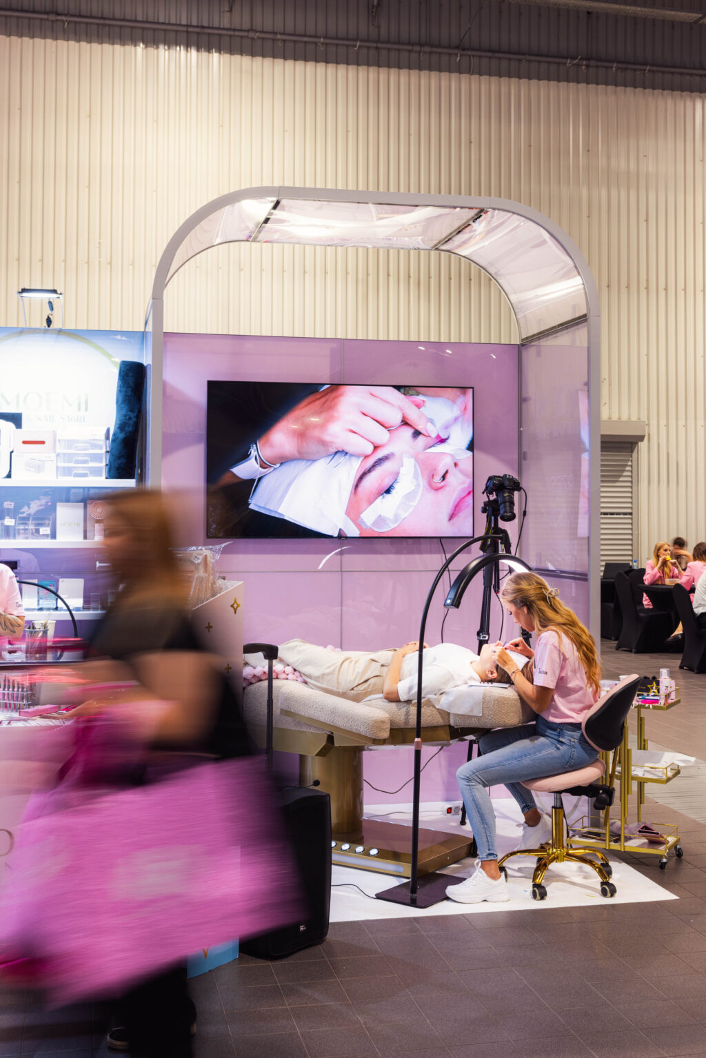 A modern modular exhibition stand by Clever Frame for MOEMI brand