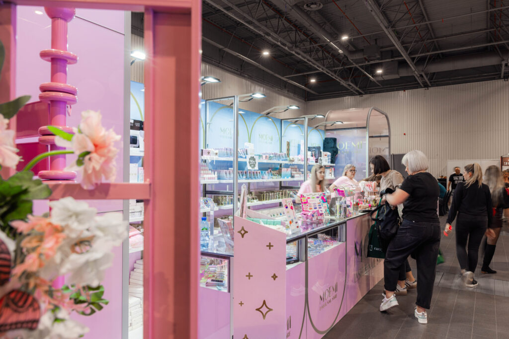 A modern modular exhibition stand by Clever Frame for MOEMI brand