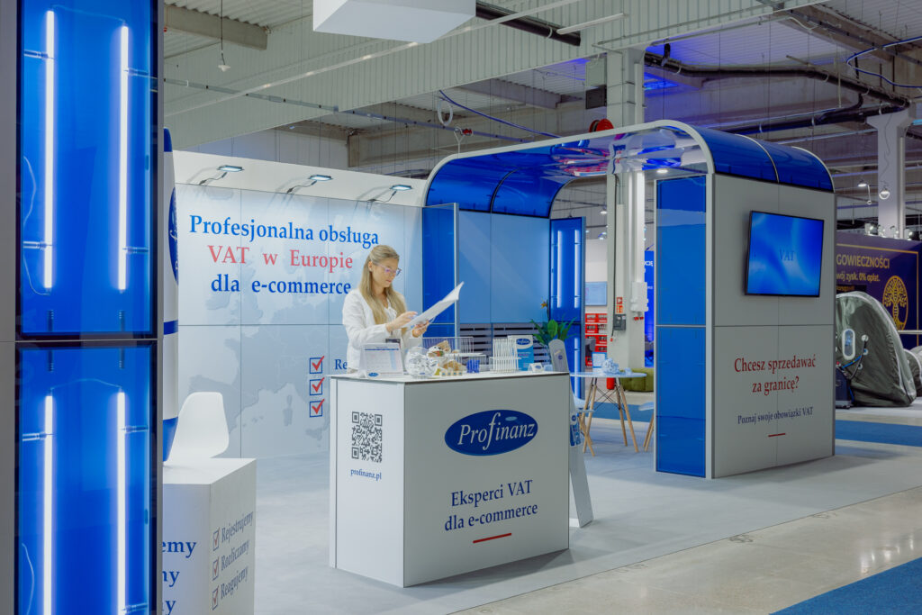 A modern modular exhibition stand by Clever Frame for Profinanz brand