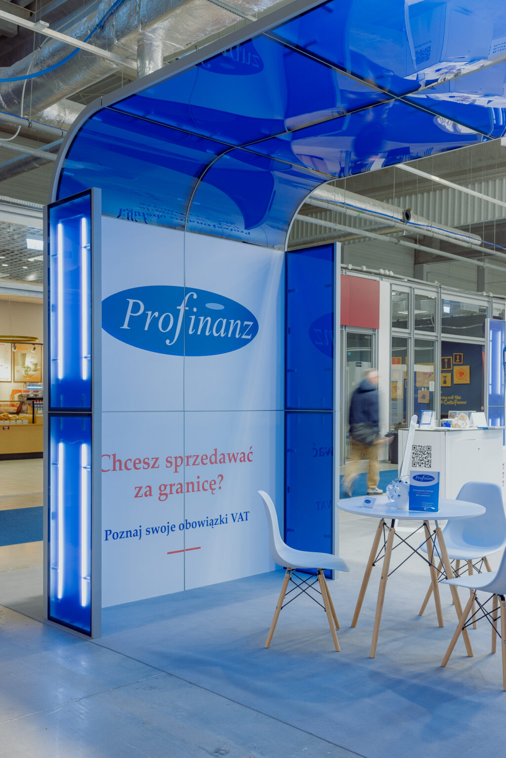 A modern modular exhibition stand by Clever Frame for Profinanz brand