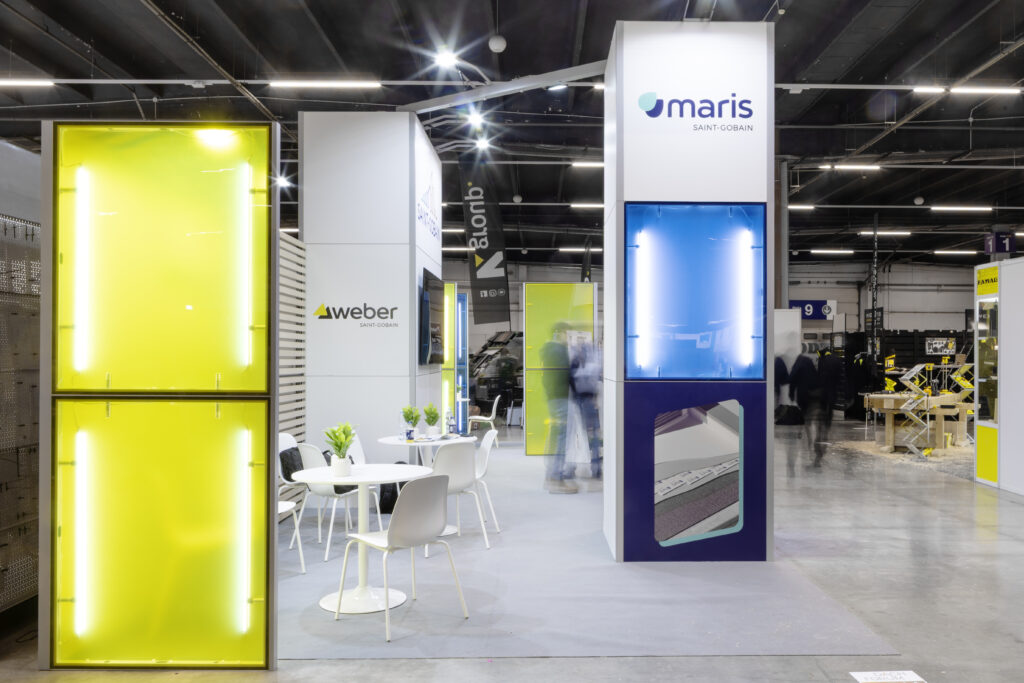 A modern modular exhibition stand by Clever Frame for Saint Gobain brand