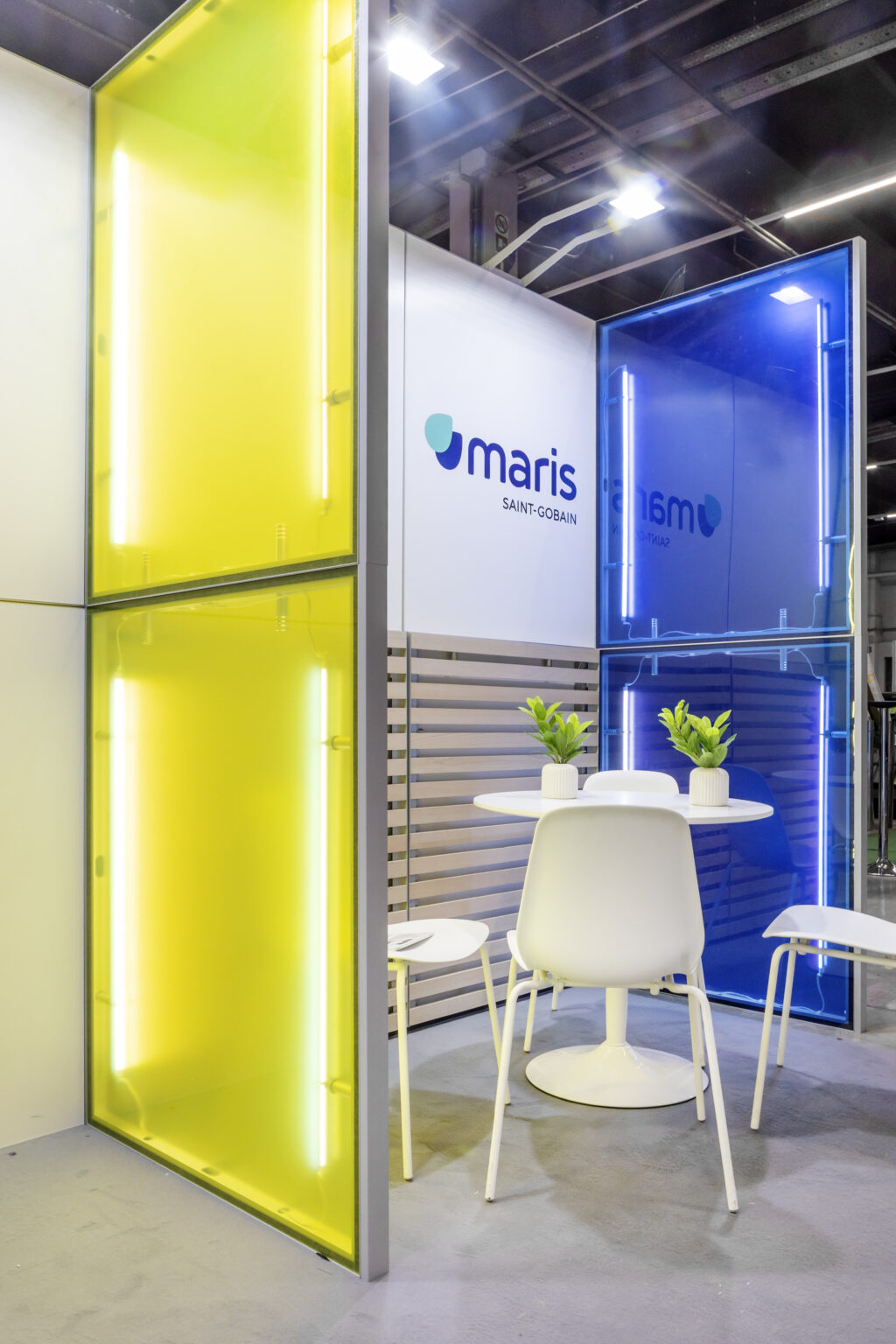 A modern modular exhibition stand by Clever Frame for Saint Gobain brand