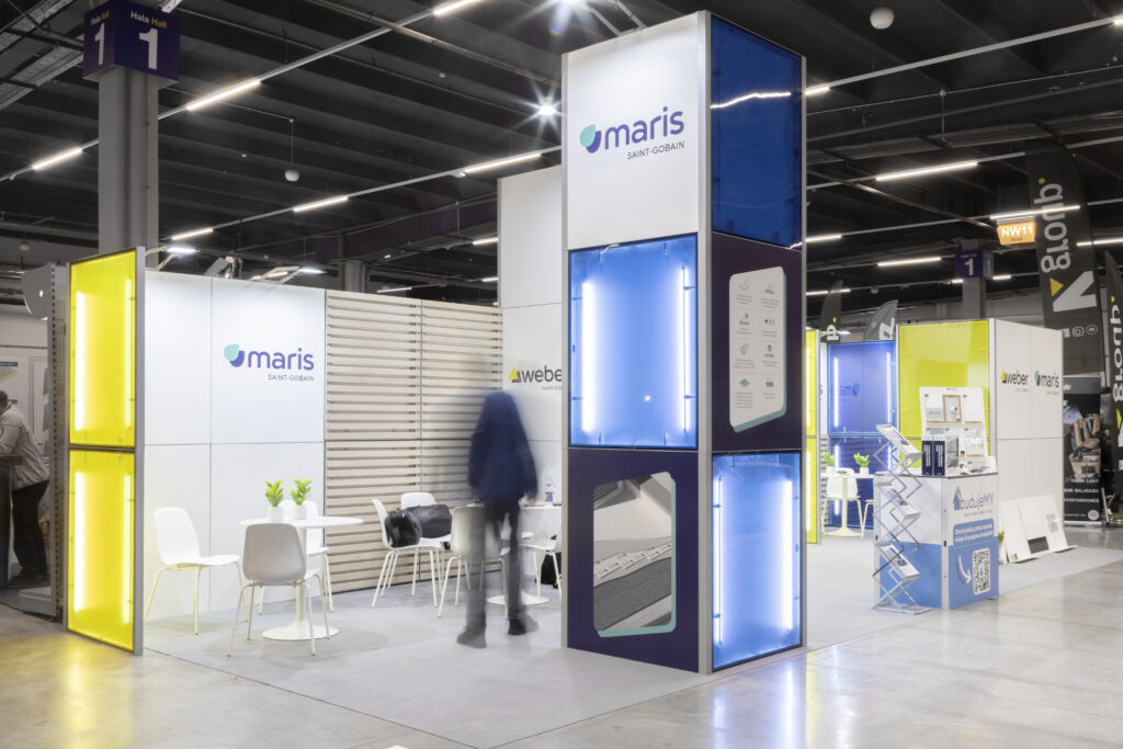 A modern modular exhibition stand by Clever Frame for Saint Gobain brand