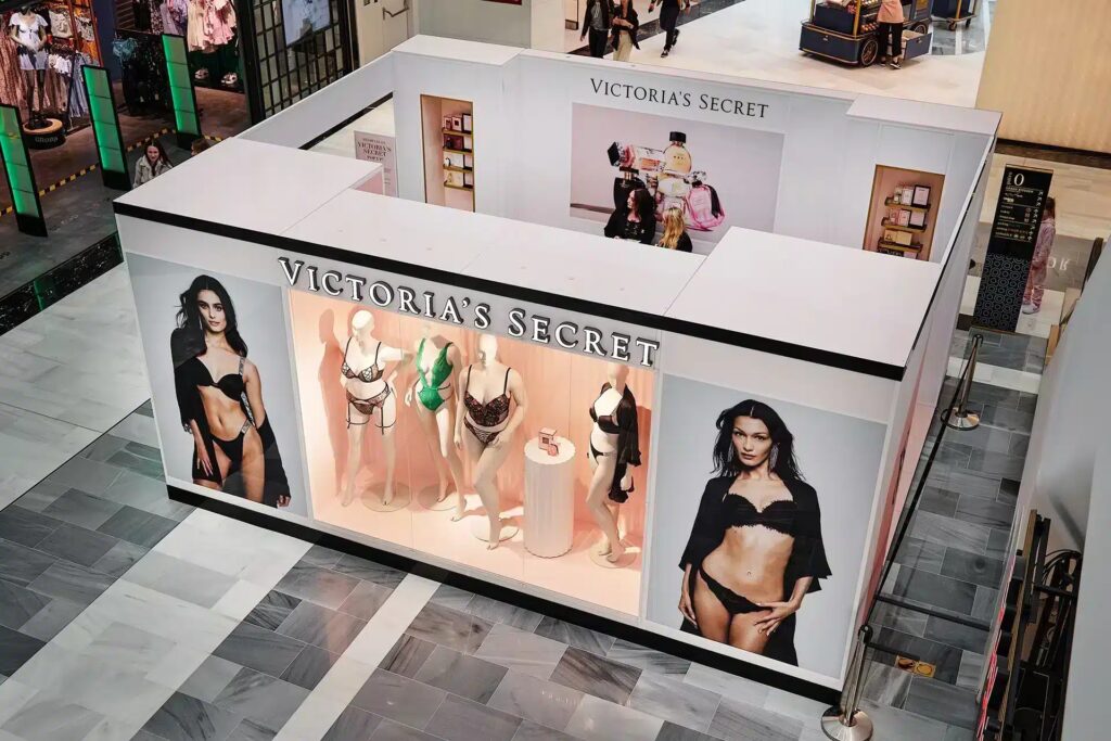 Victoria’s Secret pop-up store featuring a modular display system by Clever Frame