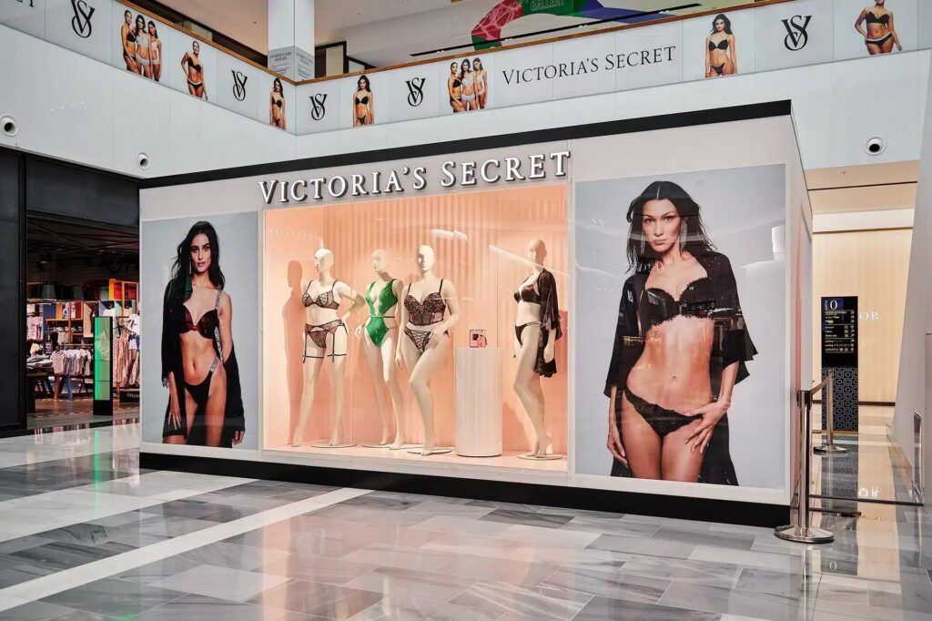 Victoria’s Secret pop-up store featuring a modular display system by Clever Frame