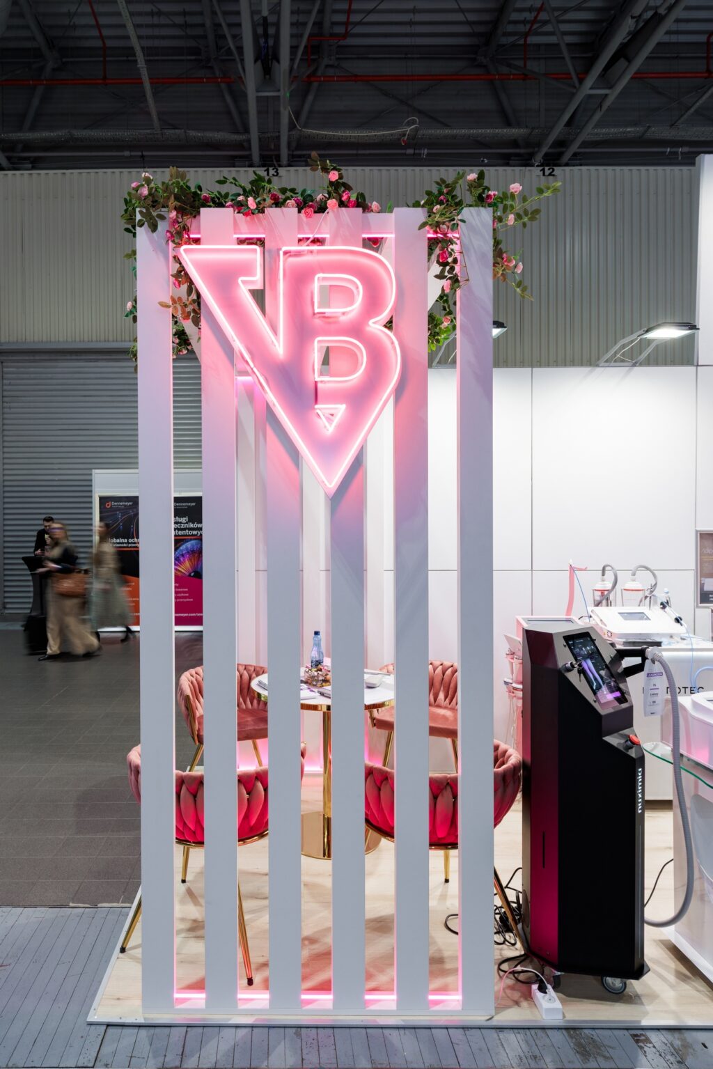 Stoisko na targi wyposażone w logotyp LED - zabudowa marki Venus Beauty