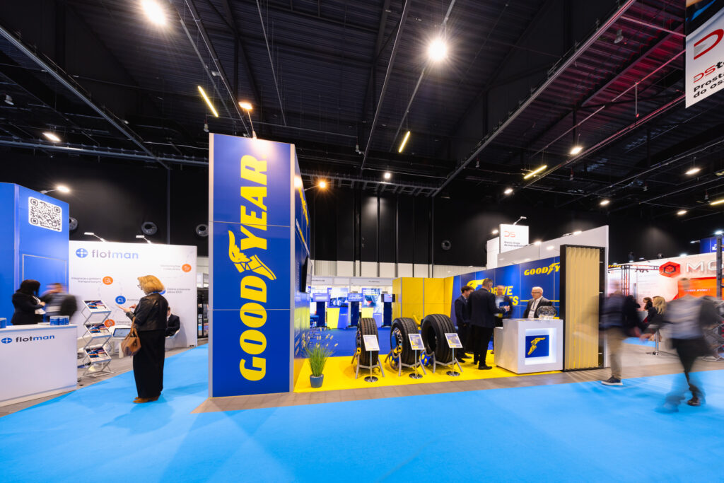 Wyspowe stoisko na targi marki Goodyear. Projekt i realizacja: Clever Frame