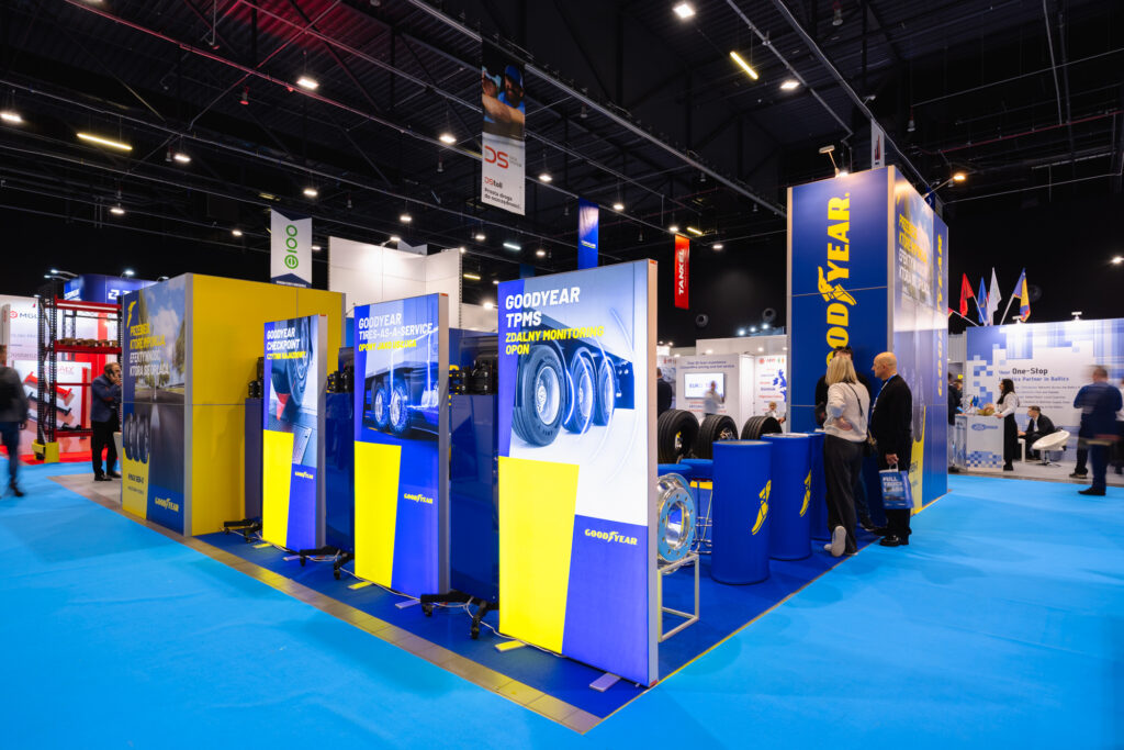 Stoisko na targi marki Goodyear z pylonami reklamowymi. Projekt i realizacja: Clever Frame