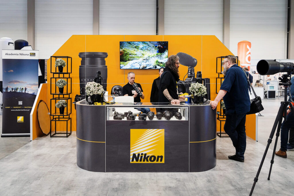 Stoisko na targi z ladą ekspozycyjną oraz multimediami - zabudowa marki NIKON