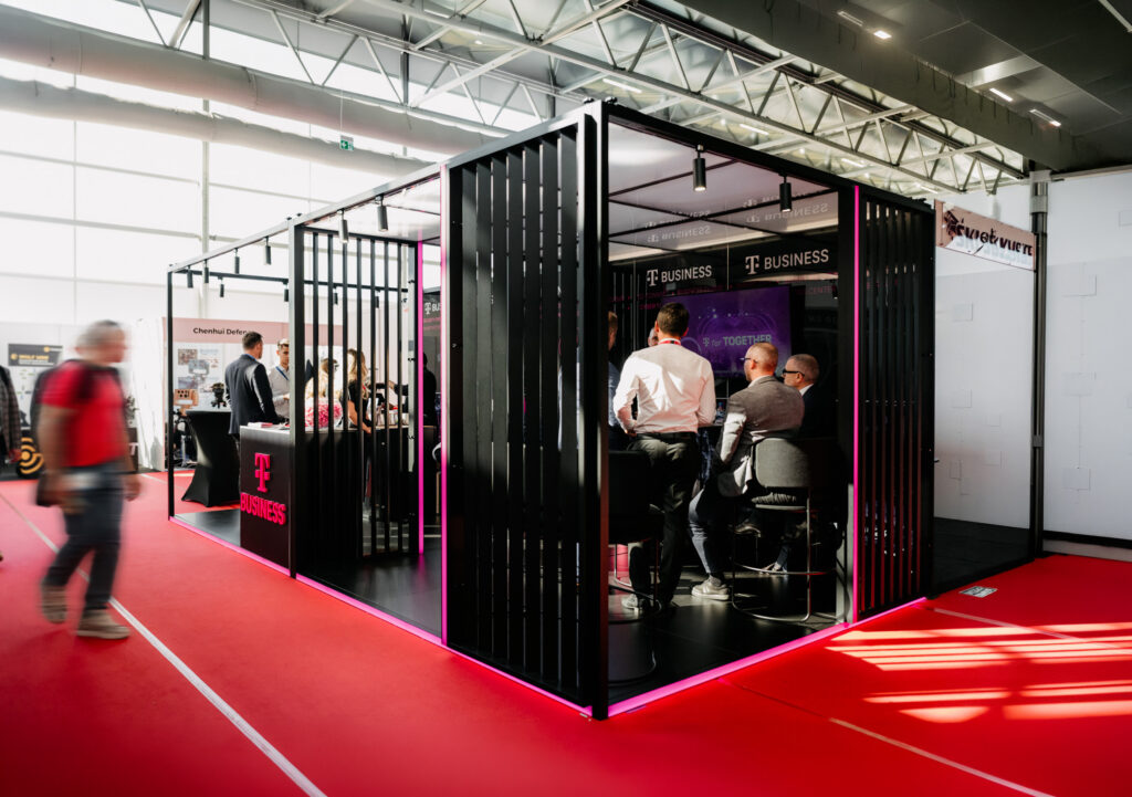 Stoisko targowe T-Mobile zaprezentowane na targach MSPO - zabudowa modułowa z oświetleniem i zadaszeniem. Projekt i realizacja: Clever Frame