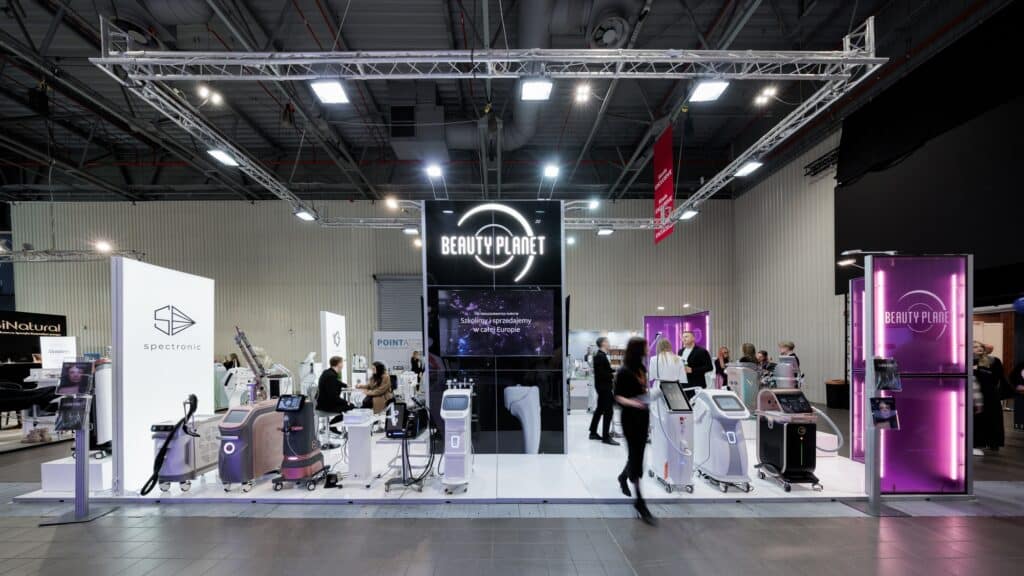 Stoisko targowe EsteTech na targach BEAUTY FORUM 2025. Projekt i produkcja - Clever Frame