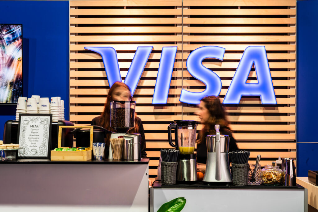 Stoisko na targi marki VISA z panelami drewnianymi i logotypem 3D. Projekt i realizacja: Clever Frame