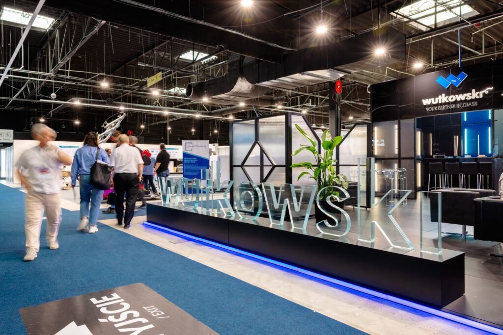 Modułowe stoisko targowe marki Wutkowski na Glass Tech Poland. Projekt i realizacja: Clever Frame