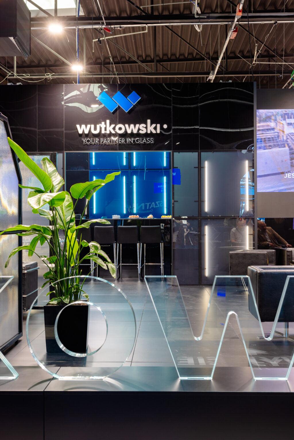 Stoisko targowe marki Wutkowski z wydzieloną strefą kawiarnianą. Projekt i realizacja: Clever Frame