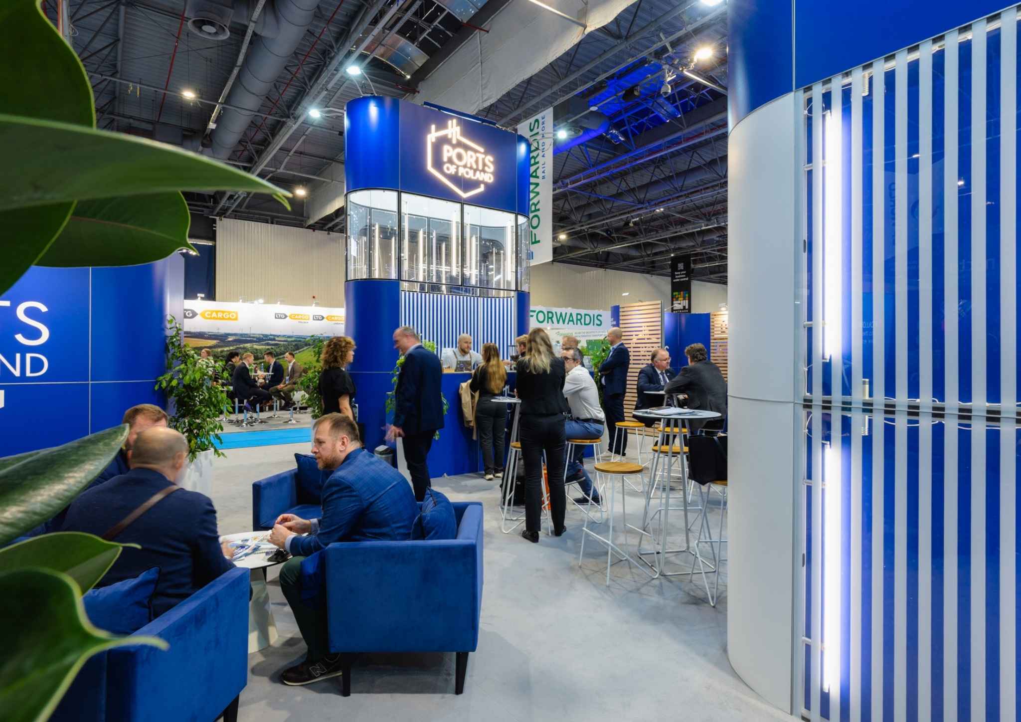 Clever Frame modular trade show booth
