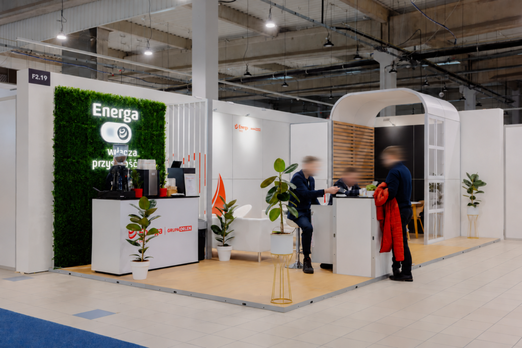 Stoisko targowe marki Energa ze strefami rozmów oraz strefą coffee corner. Projekt i realizacja: Clever Frame